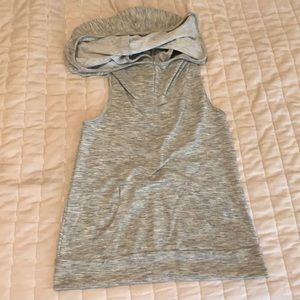 Cowlick workout pull over sleeveless sweater